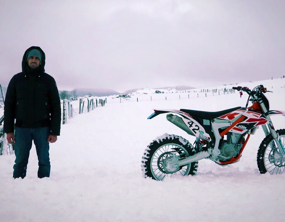 Course de moto sur la glace